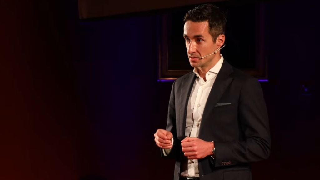 Dr. Richard Fakin während seines TEDx-Vortrags über geschlechtsangleichende Operationen