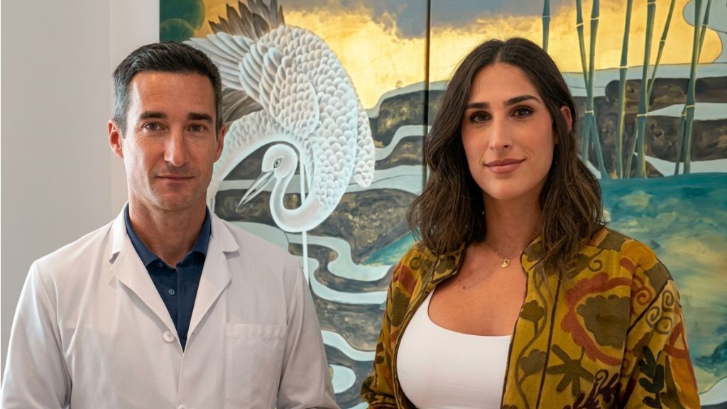 Patientin zusammen mit Dr. Richard Fakin nach einer geschlechtsangleichenden Operation