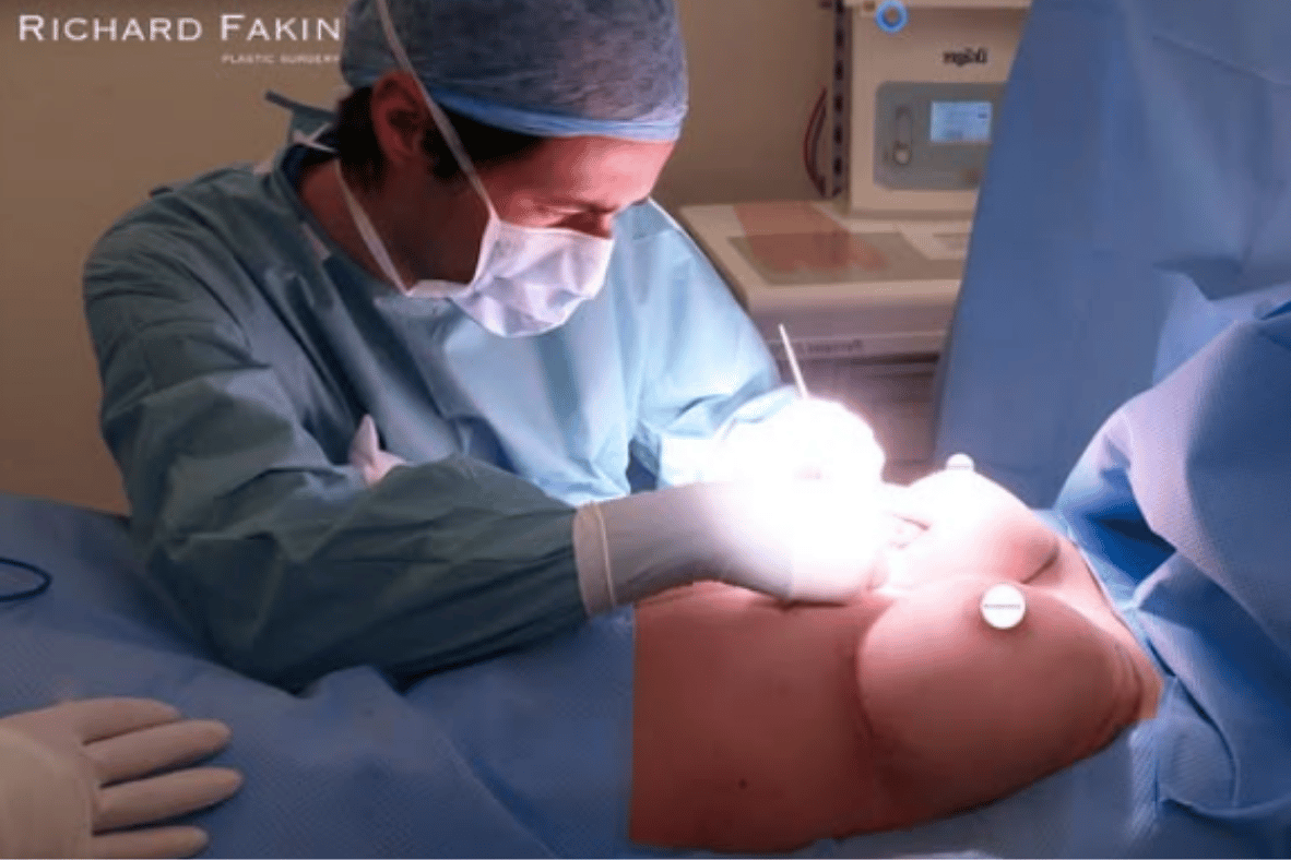 Dr. Richard Fakin durante una intervención de cirugía mamaria
